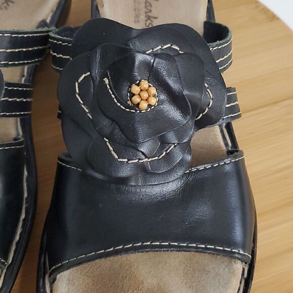 Clarks Bendables Black Leather Comfort Sandals Wedge Heel Flower Women’s 7 M - Picture 2 of 8